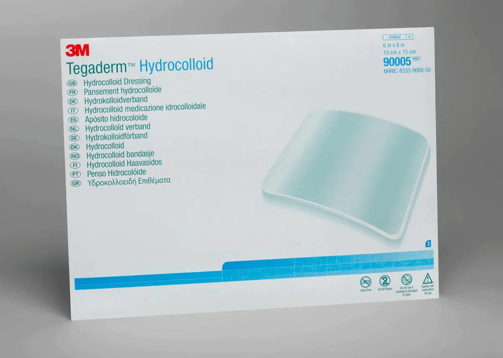 A hydrocolloid dressing, displayed on packaging, shows its size and multilingual labeling. The packaging also shows usage warnings and latex-free notation.