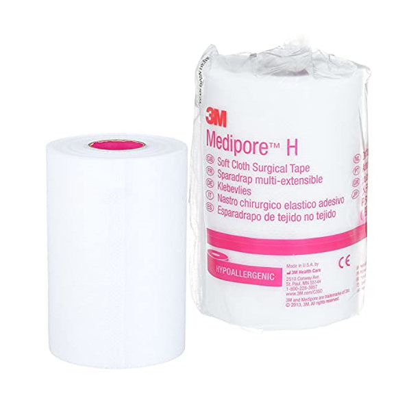 A roll of white, hypoallergenic 3M Medipore H surgical tape sits beside its packaging. The tape is soft cloth and multi-extensible. The packaging displays multilingual product information.